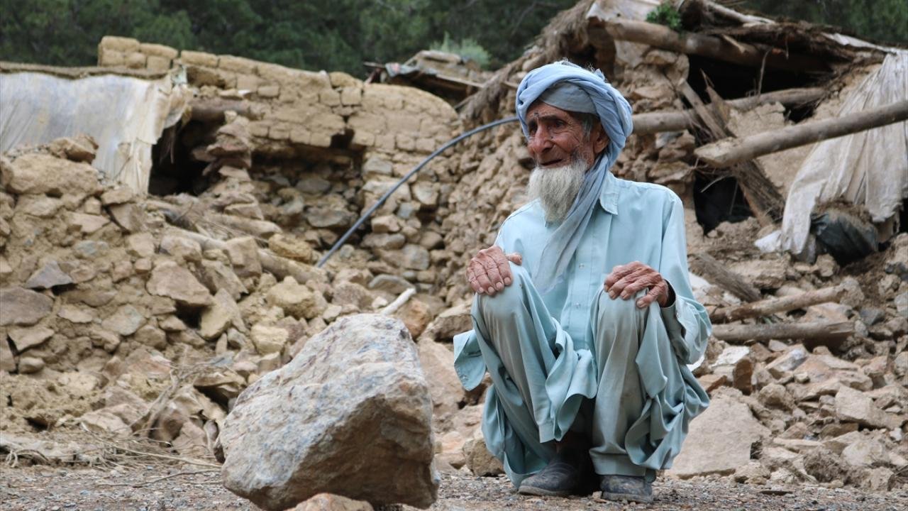 Afganistan’da depremden sağ kurtulan halk insani yardımlara ulaşma mücadelesi veriyor.