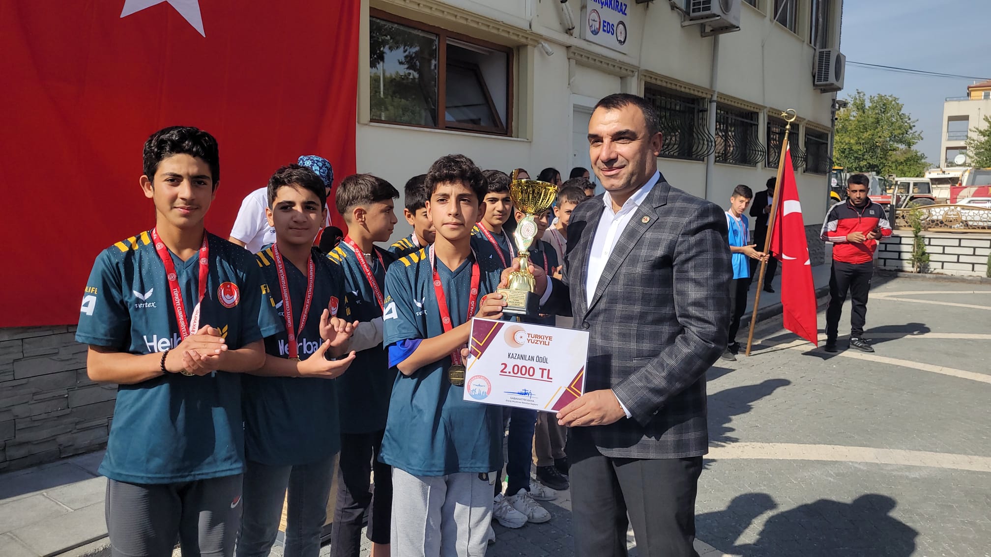 Elazığ’da Akçakiraz Belde Belediyesi öncülüğünde 100. Yılında Cumhuriyet’ yarışmasında dereceye giren öğrencileri ödüllendirdi.