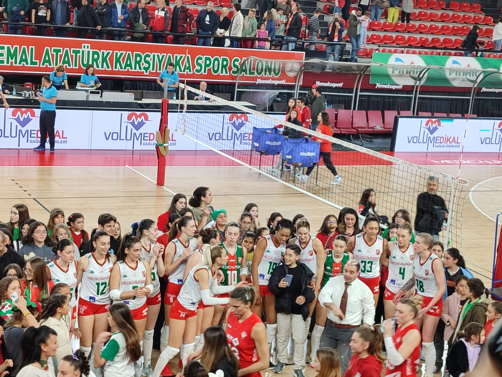 Karşıyaka Medical point bayan voleybol takımı puan toplamaya devam ediyor